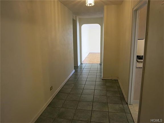 Very large entrance hall with spacious walk-in closet