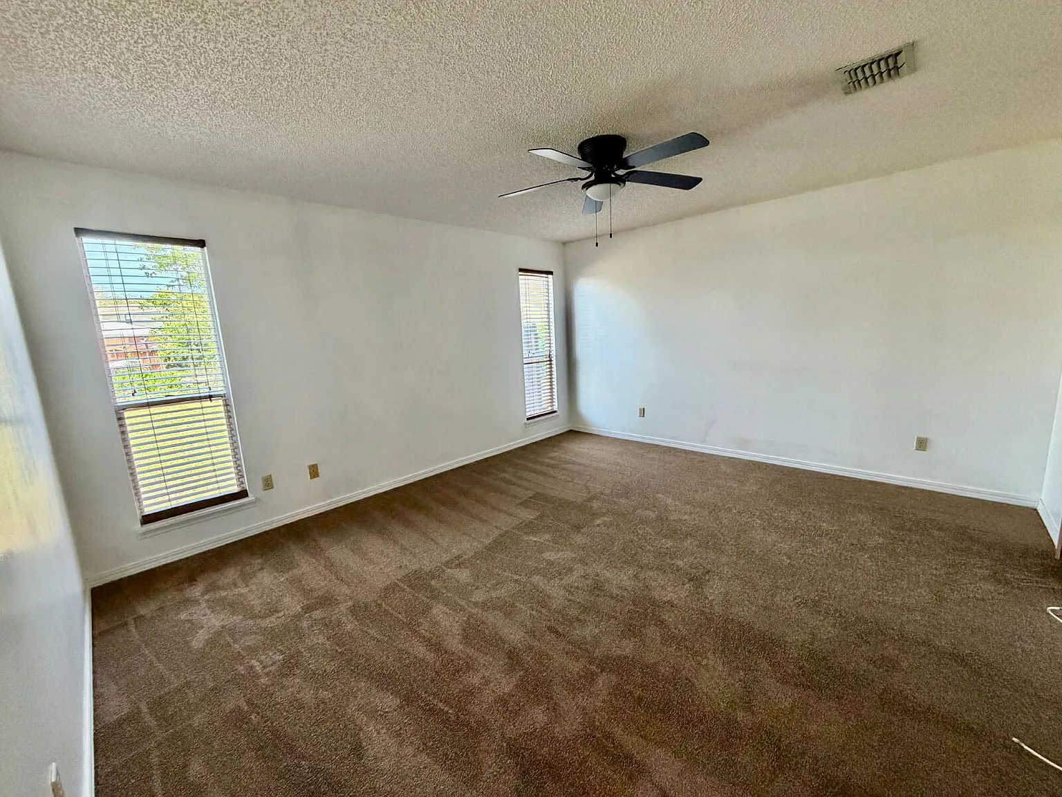 3 bed, 2.0 bath, 1633 sqft, $1,800 — Photo 4