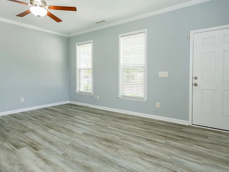 301 Danbury Ct — Photo 12