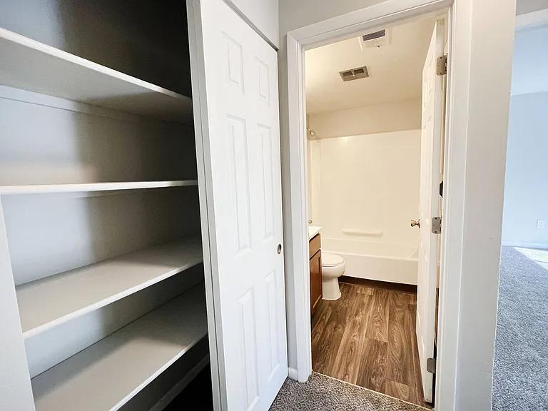 Sharondale Woods Apartments — Photo 98