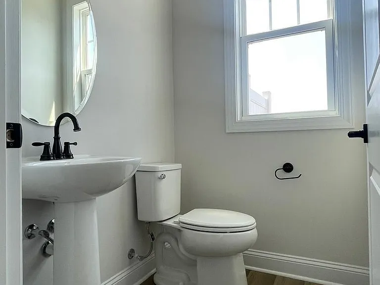 4006 Varick St — Photo 9
