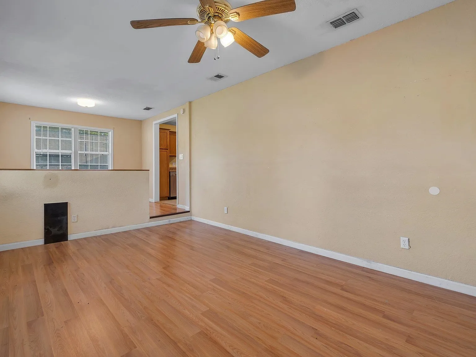 3 bed, 1170 sqft, $2,100 — Photo 4