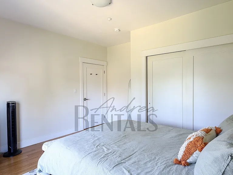 574 48th St #202 — Photo 9