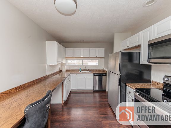 3rd image of 932 Livermore Ln