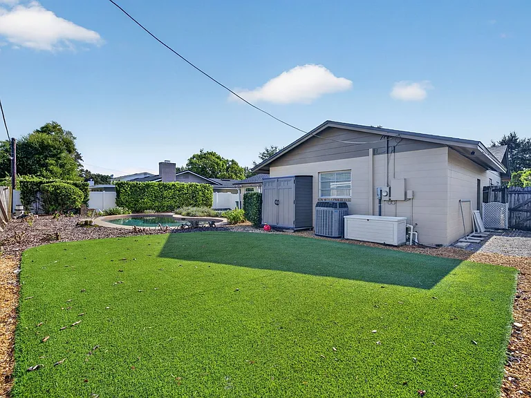 677 Selkirk Dr — Photo 38