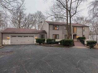 29 Briarwood Ln, Bettendorf, IA 52722