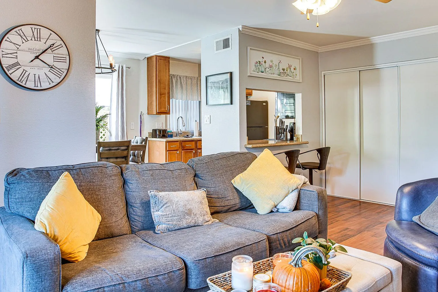 1 bed, 1.0 bath, 721 sqft, $2,378 — Photo 2