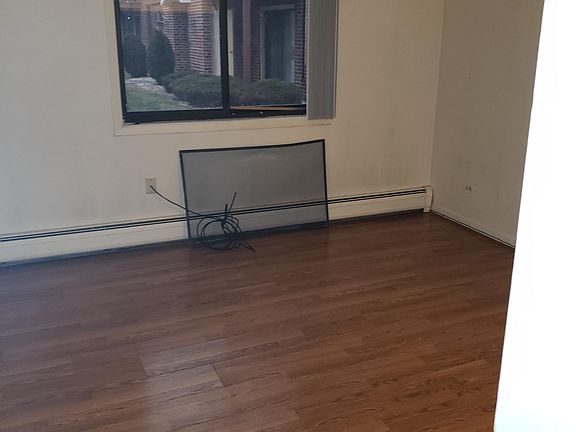 5th image of 15718 Lake Dr APT 1AR