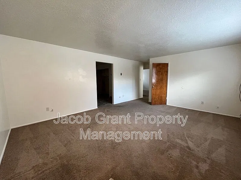 2 bed, 1.0 bath, 1040 sqft, $900 — Photo 2