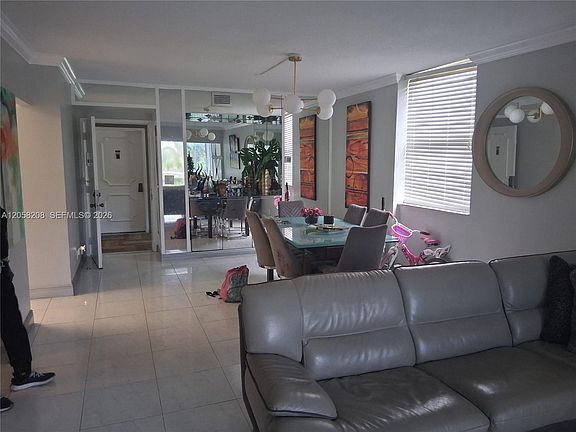 4th image of 4400hillcrest Hillcrest Dr #201B