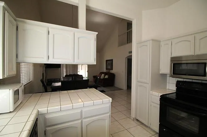1408 E Salem Ave — Photo 6