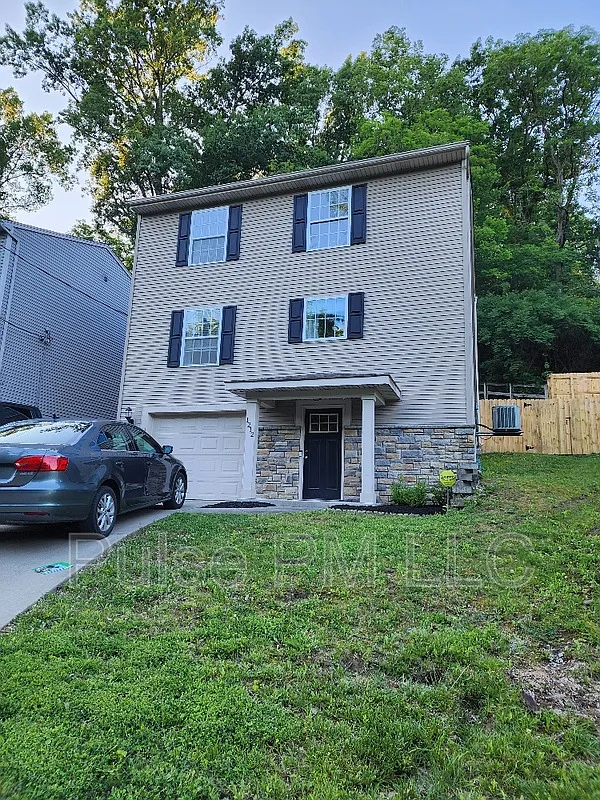 3 bed, 2.5 bath, 1800 sqft, $2,200 — Photo 1