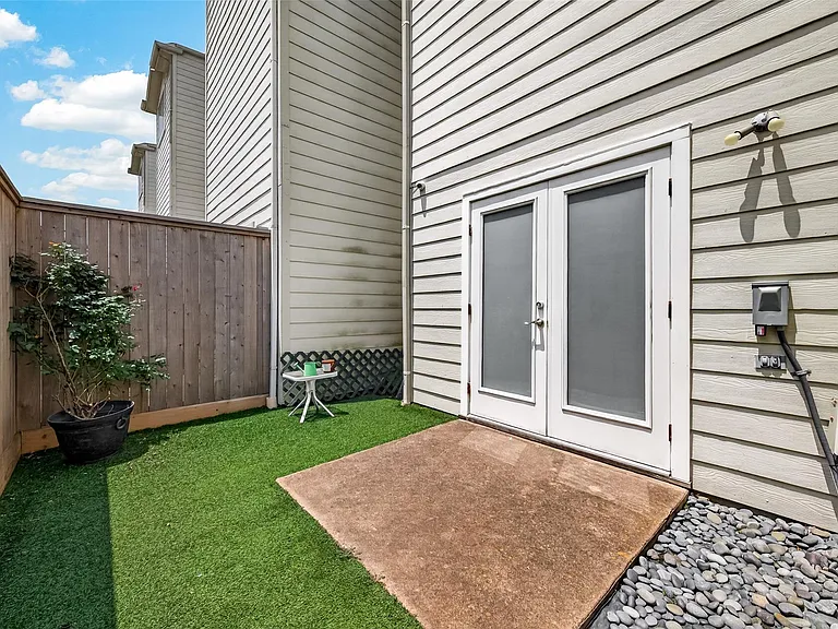 733 W 22nd St #D — Photo 35