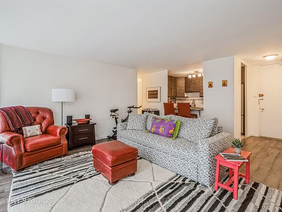 4th image of 1400 E 55th Pl APT 615S