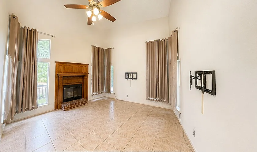 4 bed, 2.5 bath, 2278 sqft, $2,300 — Photo 3