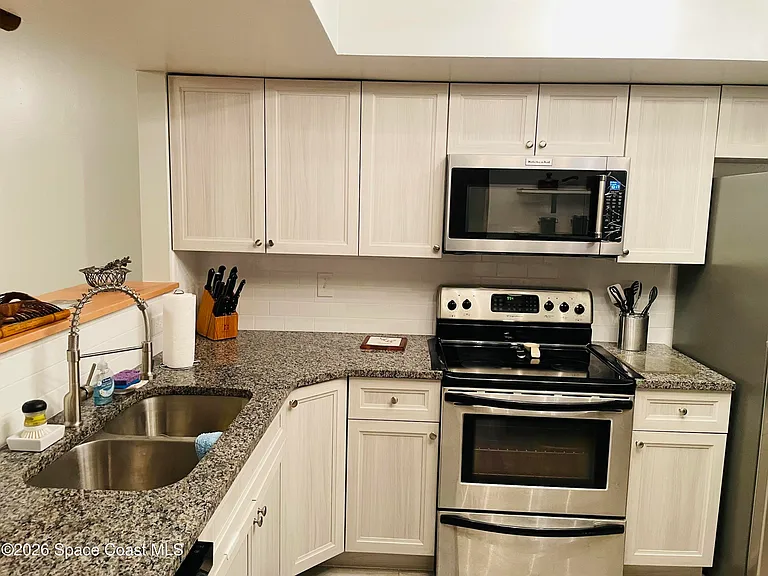 159 Queens Ct — Photo 14