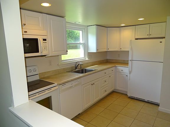 Kitchen w/ recessed lighting