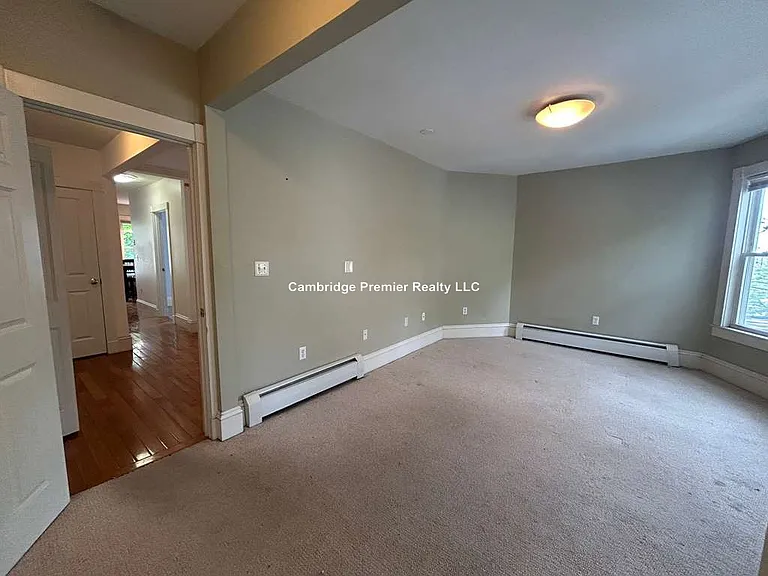 27 1/2 Rossmore St — Photo 7