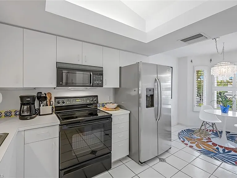 433 2nd St S #B-202 — Photo 17