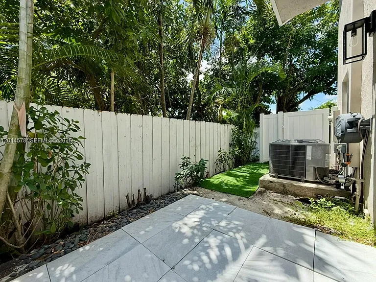 1035 NW 2nd Ave — Photo 32
