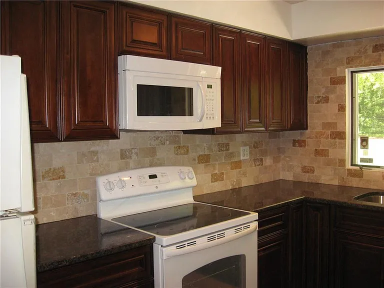 538 N Superior Ave — Photo 2