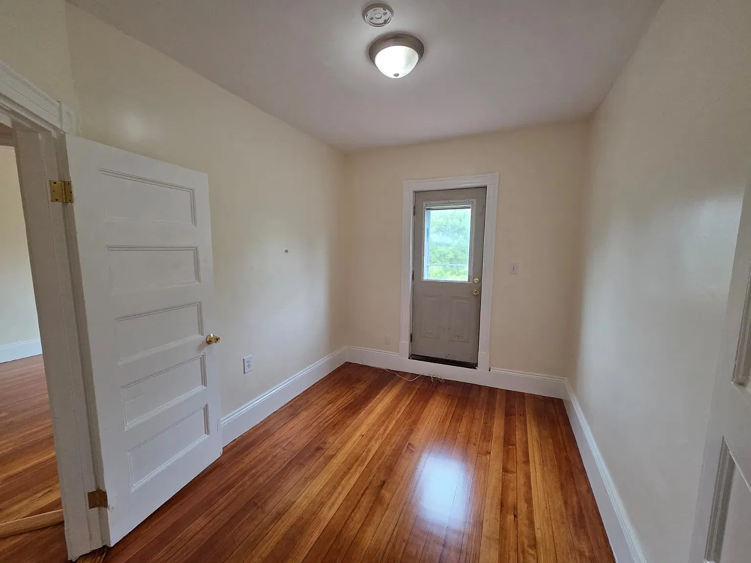 3 bed, 1056 sqft, $3,250 — Photo 3