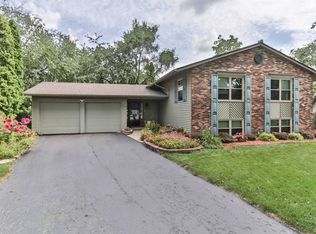 8 Dorchester Ct, Bolingbrook, IL 60440