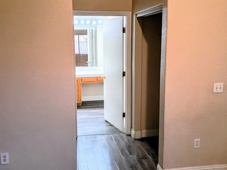 2050 Los Feliz St — Photo 11