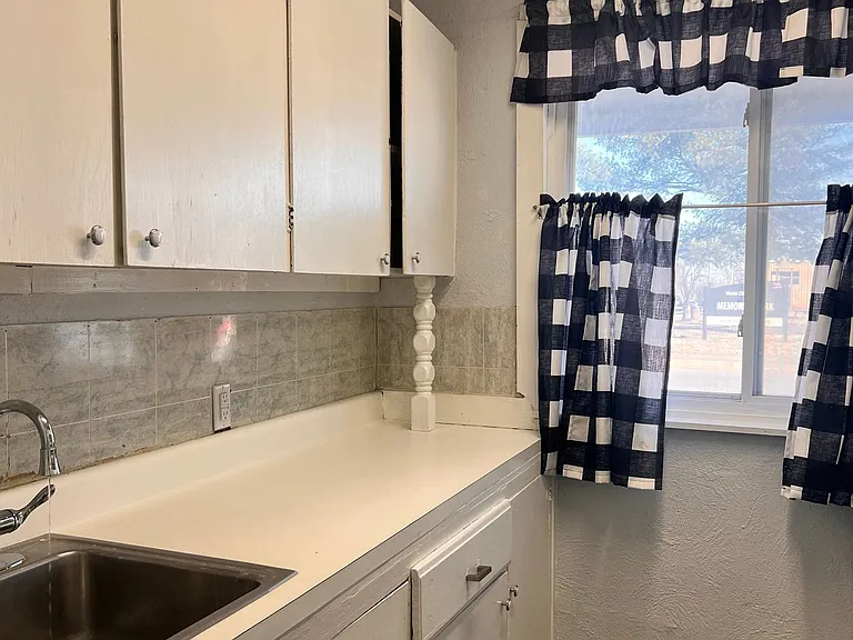 426 W Daugherty — Photo 3