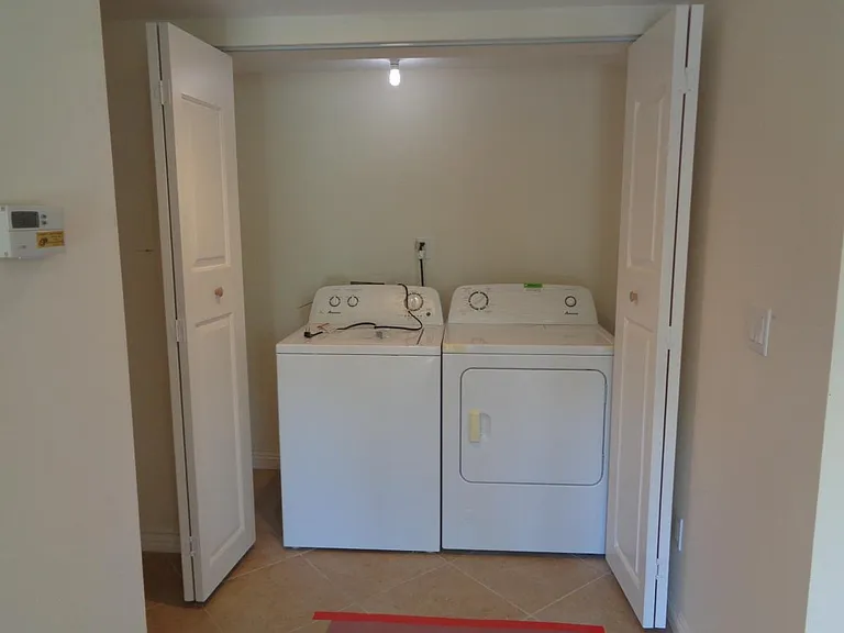 16429 Victory Blvd — Photo 7
