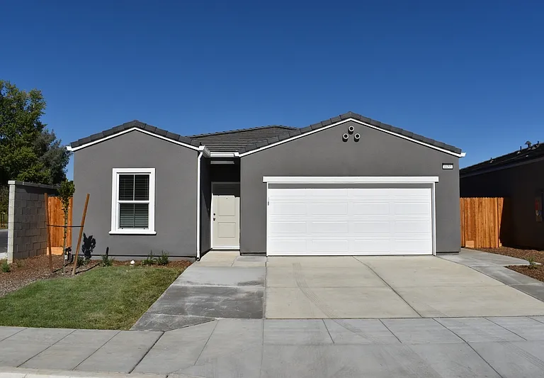 4486 N San Clemente Ave — Photo 1