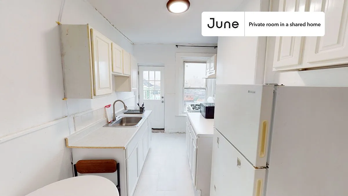 Queen bedroom in 4 bed/1 bath home in Allston #1421 B — Photo 4