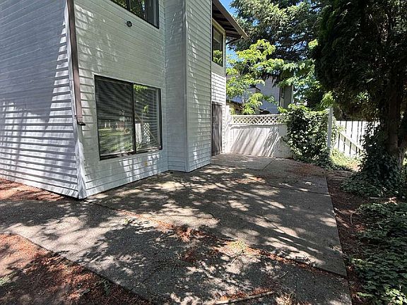 3rd image of 713 F Pl NE #4