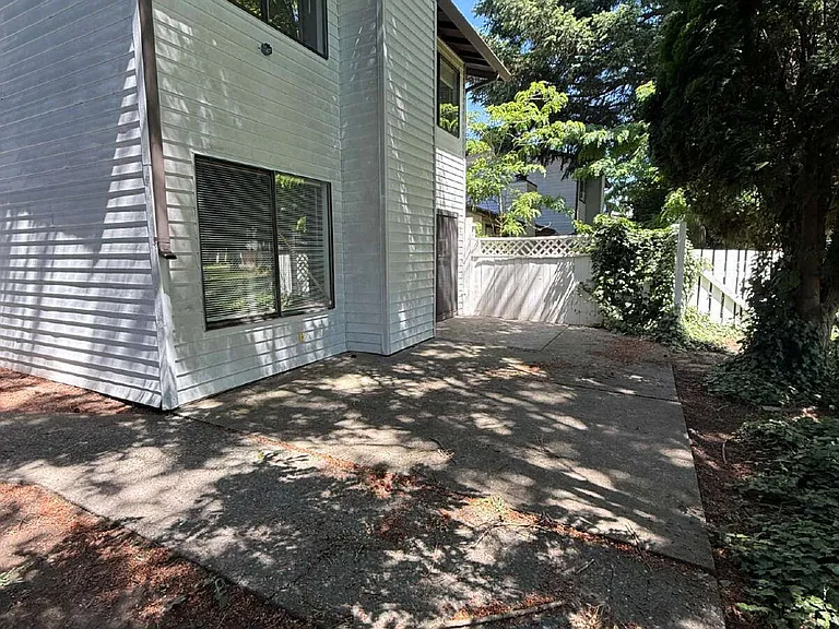 713 F Pl NE #4 — Photo 3