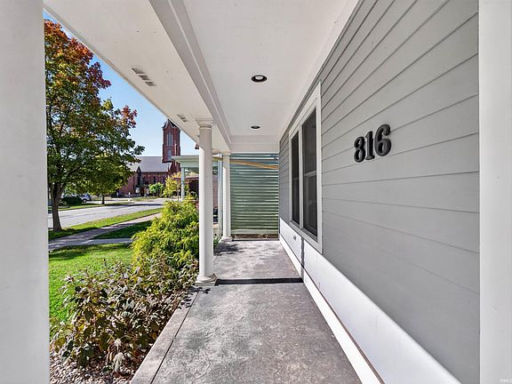 3rd image of 816 W Jefferson Blvd