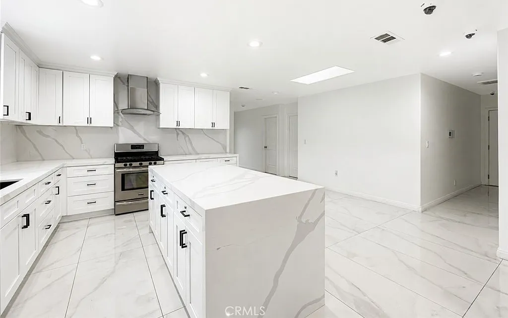 3 bed, 2114 sqft, $5,995 — Photo 3