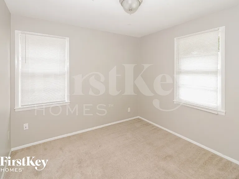 842 Eastern Dr — Photo 12