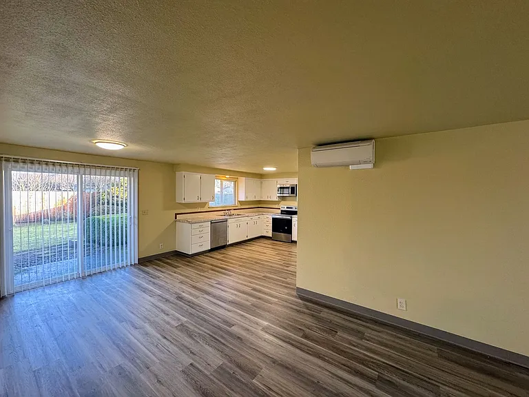 2557 Cheryl St — Photo 3