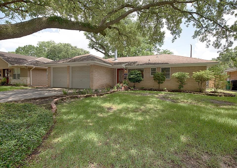 CHARMING is the word for this TOTALLY UPDATED 3-bed, 2.5 bath home convenient to EVERYTHING - schools, shopping, restaurants, Medical Center, 610, Galleria, NRG Stadium and more! Never flooded - not in flood zone.