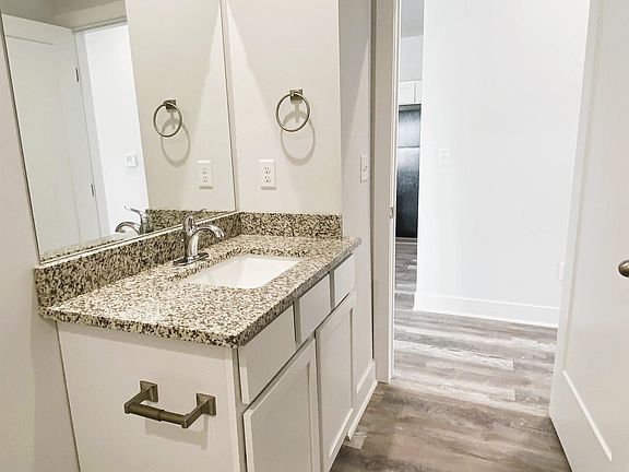 4th image of 5472-5474 Colburn Ct E