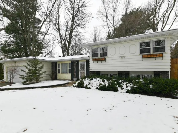 2102 Manor Green Dr, Madison, WI 53711