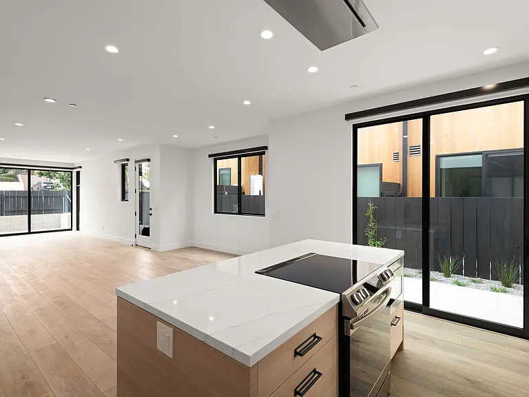Luxury Living in the Heart of Downtown Encinitas — Photo 10