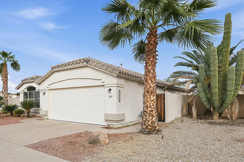 4 bed, 2.0 bath, 1956 sqft, $2,290 — Photo 3