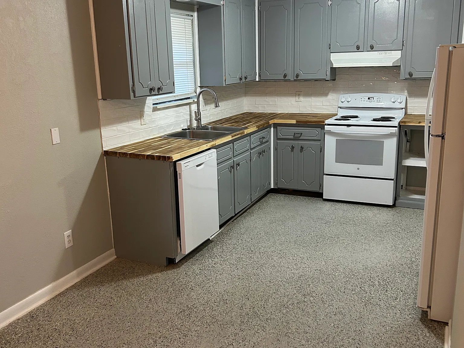 112 Peacock St — Photo 2