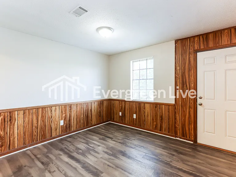2686 Barclay St — Photo 5