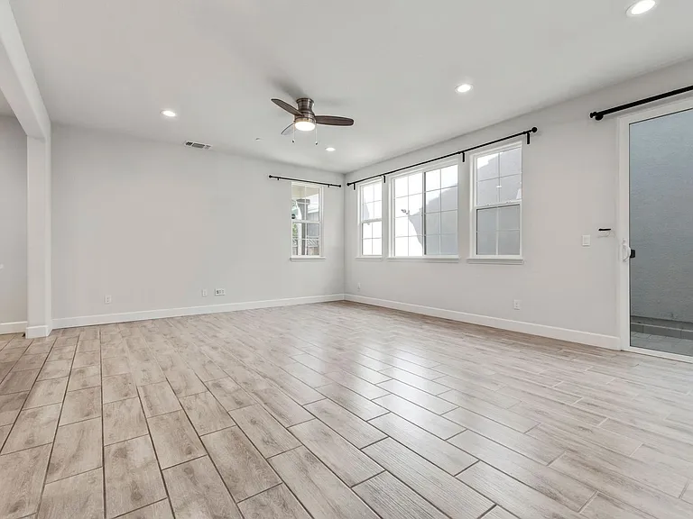 19218 Coliseum Ln — Photo 8