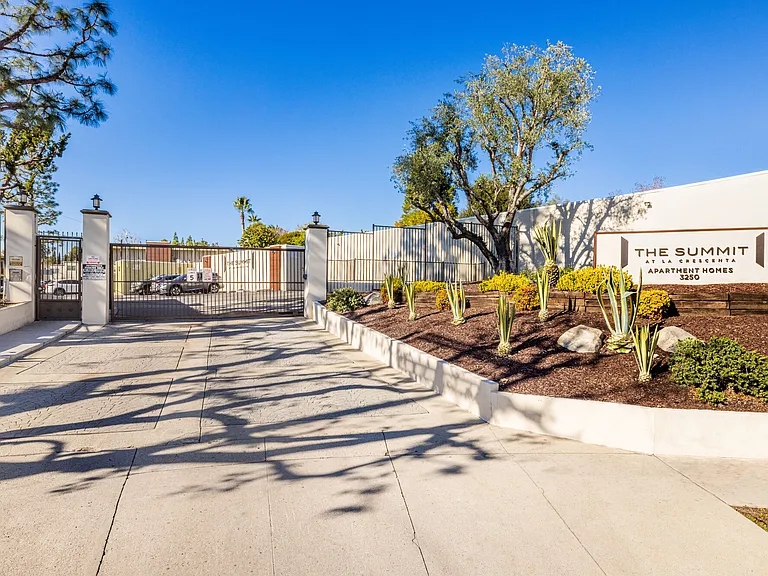Summit La Crescenta — Photo 26