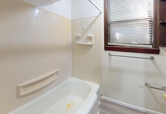 3rd image of 623 N 18th St APT 3
