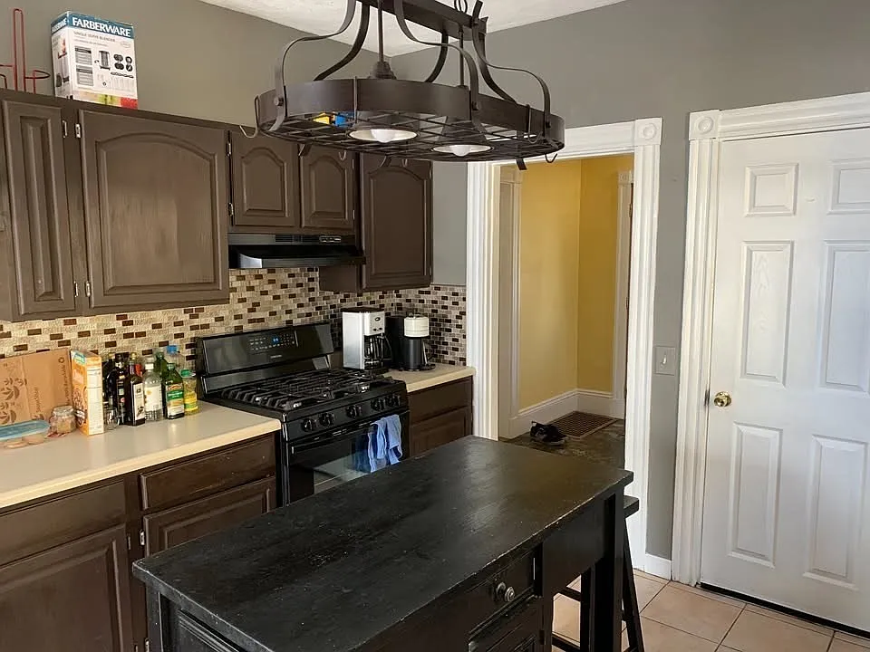 4 bed, 2.5 bath, 2135 sqft, $4,180 — Photo 4