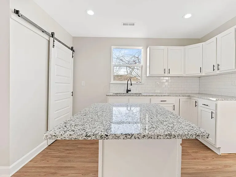 510 Glendower Ave — Photo 5